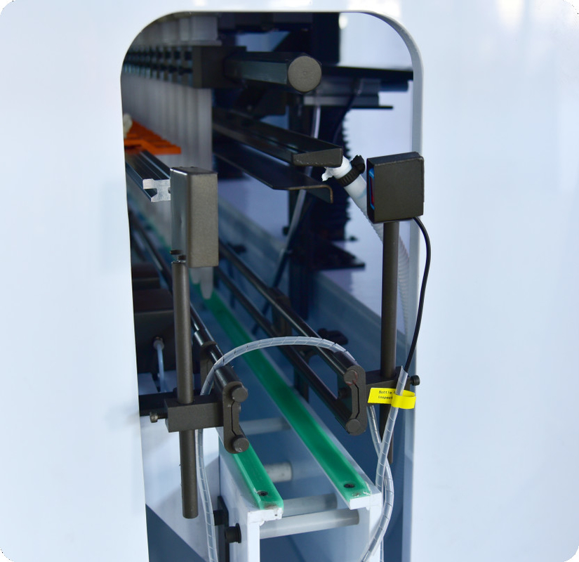 Microcomputador em linha Máquina de enchimento de garrafas anti-corrosiva por gravidade 100ml 500ml