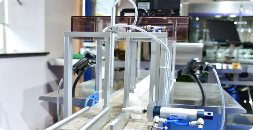 Máquina Automática de Enchimento de Líquidos Químicos, Incluindo Sistema de Controle PLC e Múltiplos Bicos de Enchimento para Operações de Enchimento