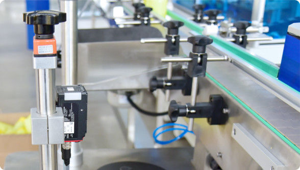 Máquina de distribuição de fluido com bocal de enchimento múltipla personalizada concebida para integração perfeita em sistemas de produção automatizados