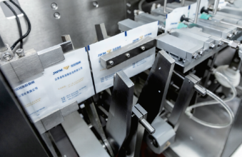 Máquina de Enchimento de Líquidos com Pistão Integrando Formação de Sacos, Enchimento, Selagem e Transporte de Produto Acabado em Um Único Sistema