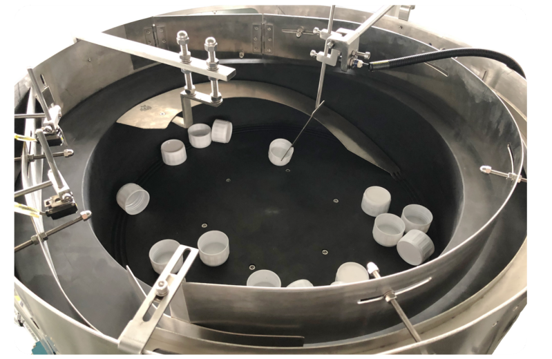 Máquina de enchimento de pesticidas que utiliza estrutura rotativa e tecnologia de captura de tampas para operações de enchimento precisas e rápidas